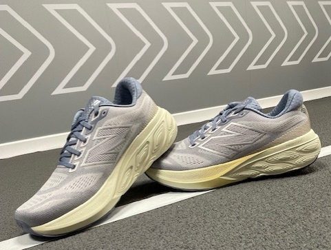 Step into the New Balance 880v15 and pick up the pace in lightweight, soft and responsive comfort!