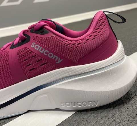 Experience comfort and protection in the Saucony Guide 18 that keeps the foot centred and supported.