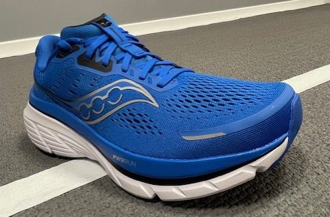 In the Saucony Guide 18, Center Path Technology provides comfort and protection through a broader platform, higher sidewalls and an asymmetric profile to guide your stride.