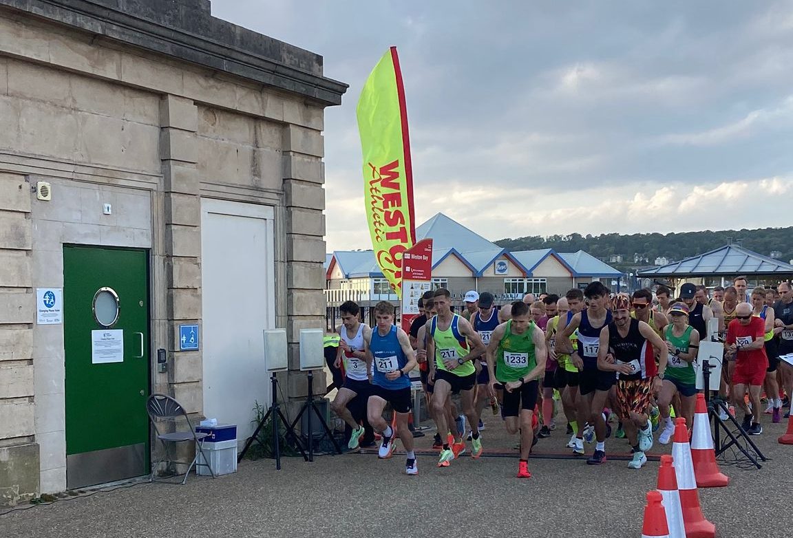 On Thursday I raced the ninth race of nine 5 miles races in the Dave Jones Prom Run Series organised by Weston Athletic Club. These are flat, quick road races along the prom of the Weston-Super-Mare seafront. Kinisi Run Hub are excited to be sponsoring this great series.